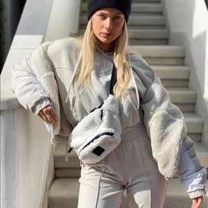 Alo yoga fanny pack drift Sherpa